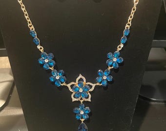 Conjunto de collar y pendientes con estampado floral azul