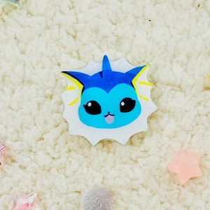 Puede incluir: Un personaje de dibujos animados azul y amarillo con fondo blanco. El personaje tiene ojos grandes, una boca peque&ntilde;a y una aleta en la cabeza.