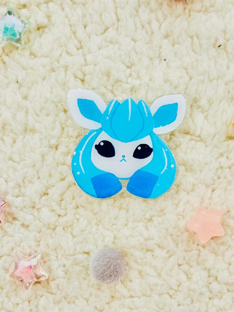 Puede incluir: Un personaje de dibujos animados azul y blanco con ojos grandes y una pajarita. El personaje es un personaje popular de anime y videojuegos.