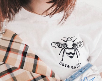 Camiseta con abeja bordada / Cita de Gansey: «A salvo como la vida»