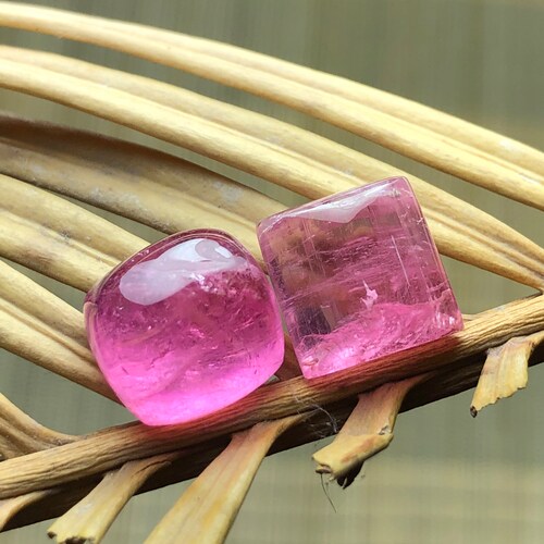 15 carats pink tourmaline cabochon. Tourmaline cabochons. Tourmaline pair , tourmaline shops gems, tourmaline rose cuts,