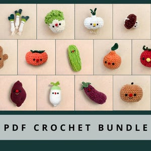Può includere: Una collezione di piccole figure di frutta e verdura all'uncinetto con volti ricamati, tra cui porro, broccoli, aglio, fungo, arachide, pomodoro, cetriolino, arancia, melanzana e ravanello. Il testo PDF CROCHET BUNDLE è in basso.