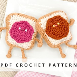 以下が含まれることがあります： 2つの愛らしいアミグルミサンドイッチの編み物パターン。1つのサンドイッチはピーナッツバターで、もう1つはゼリーで満たされています。パターンはPDFダウンロードとして入手できます。