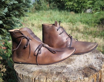 Middeleeuwse bruine schoenen uit de 13 - 14e eeuw