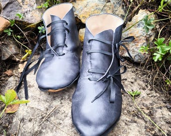 Scarpe medievali nere del XIII-XIV secolo