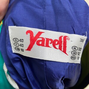 May include: A white tag with the word "Yarell" in red lettering. The tag has size information in black text: B 40, F 40, CM 10, NL 38, UK 12, US 8.