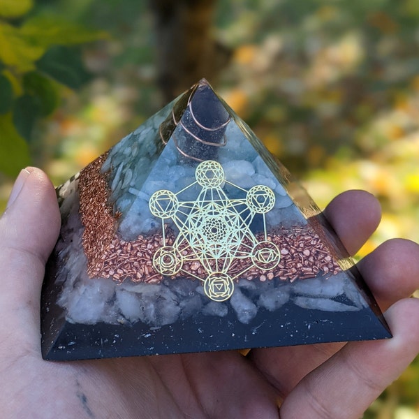 Metatron Cube Chakra Orgone Piramide met Rokerige Quartz, Aquamarine, Rose Quartz, & Shungite - Orgonite EMF Protection