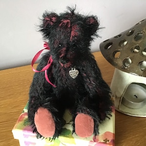 De handgemaakte teddyberen Newton. black and raspberry