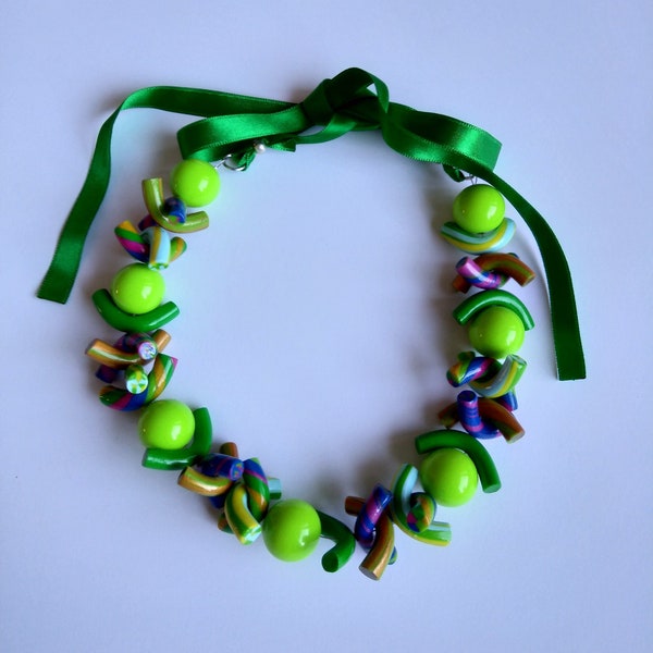 Collier de perles de macaroni, perles d'argile polymère, bijoux faits à la main, collier vert, collier de perles de tube incurvé, cadeau de vacances, collier multicolore