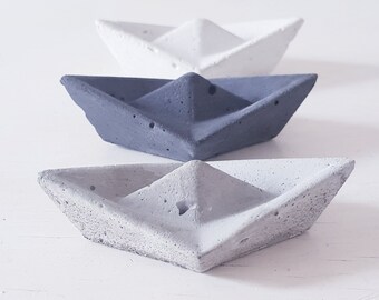 B-stock! 3 small concrete sailing boats in origami look in concrete grey
