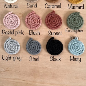 Pu&ograve; includere: Una collezione di 10 campioni di cordoncino di cotone in vari colori, tra cui naturale, sabbia, caramello, senape, rosa pastello, blush, tramonto, verde eucalipto, grigio chiaro, acciaio, nero e nebbioso.