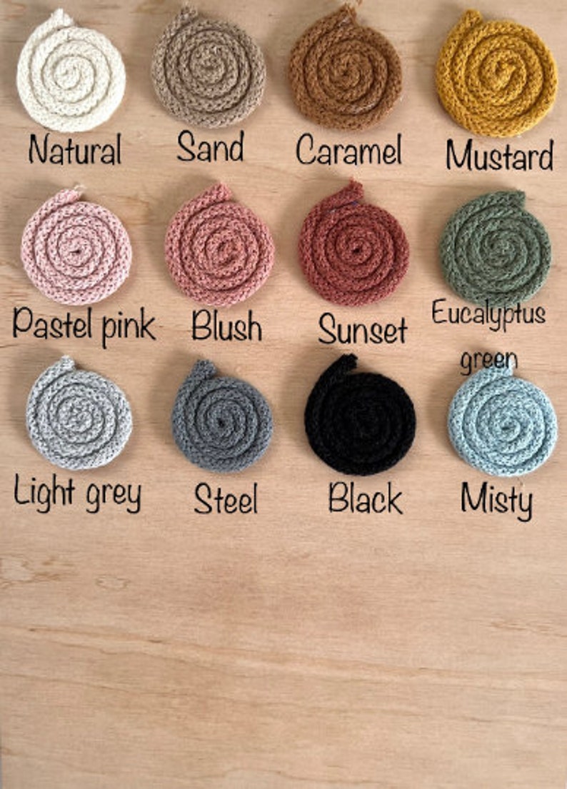 Pu&ograve; includere: Una collezione di 10 campioni di cordoncino di cotone in vari colori, tra cui naturale, sabbia, caramello, senape, rosa pastello, blush, tramonto, verde eucalipto, grigio chiaro, acciaio, nero e nebbioso.