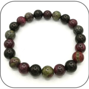 Peut inclure: Un bracelet composé de perles de pierres précieuses noires, vertes et rouges.