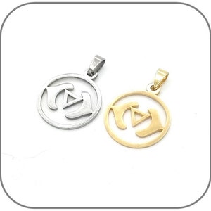 Op de afbeelding: Twee hangers, een zilveren en een gouden, met een gestileerd driehoeksontwerp.