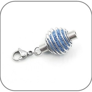 Pode incluir: Uma gaiola de metal prateada com uma rocha de lava azul dentro. A gaiola está presa a um fecho de lagosta de metal prateado.
