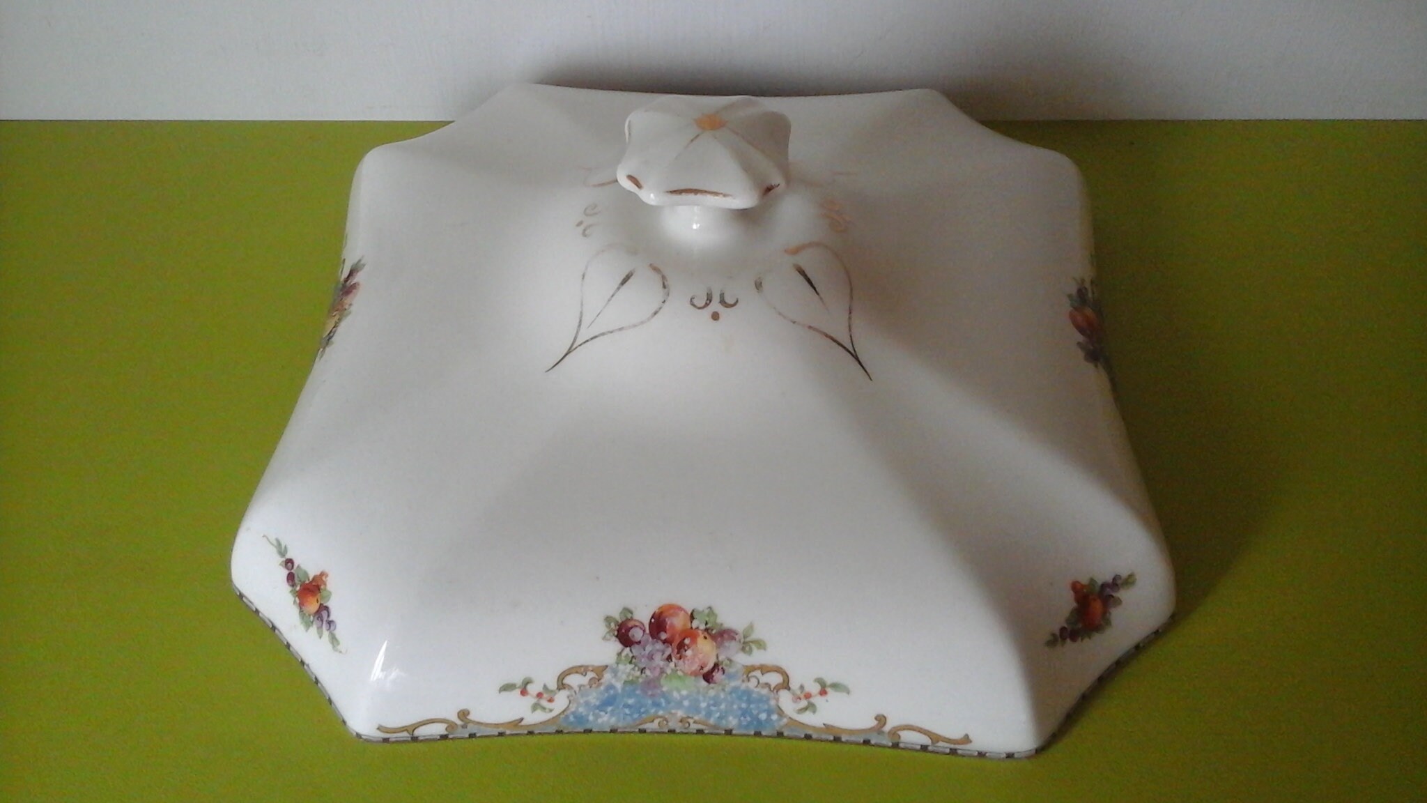 1940年代、ヒューズ・ロングポート作の蓋付きサービングディッシュ