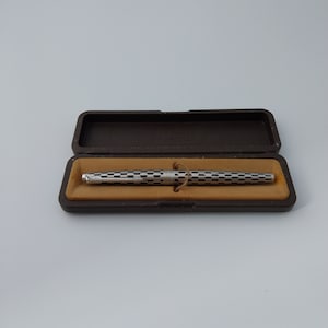 Pluma estilográfica vintage Parker 45 Harlequin 80 con patrón de escudo negro. Clip de flecha. Tapa de extremo plano cromada. Convertidor de tinta. Raro y coleccionable
