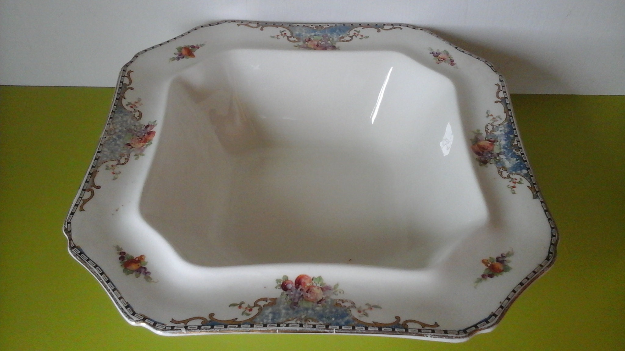 1940年代、ヒューズ・ロングポート作の蓋付きサービングディッシュ