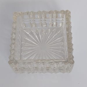 1960er Jahre quadratische Schmuckschale aus geschliffenem Glas
