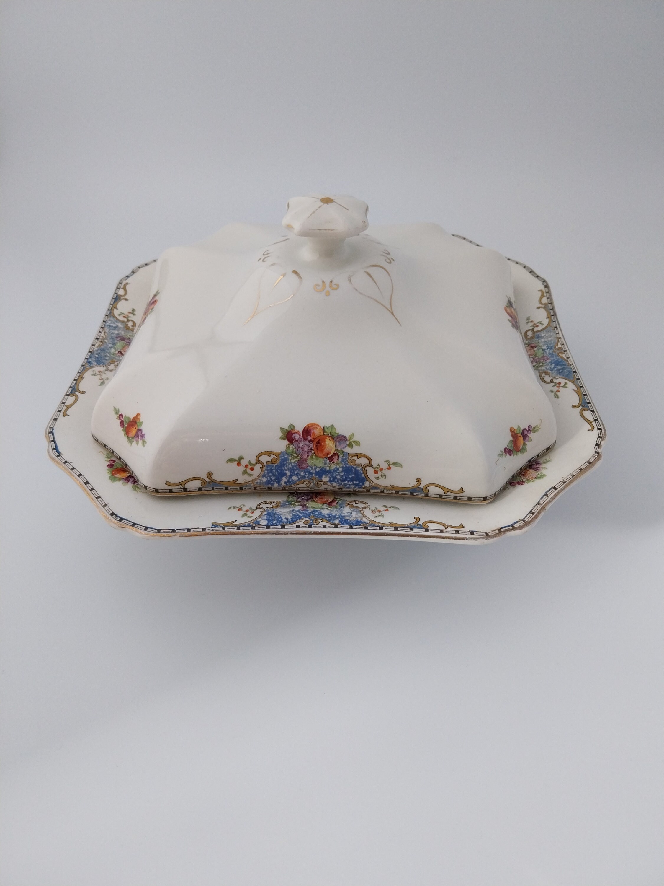 1940年代、ヒューズ・ロングポート作の蓋付きサービングディッシュ