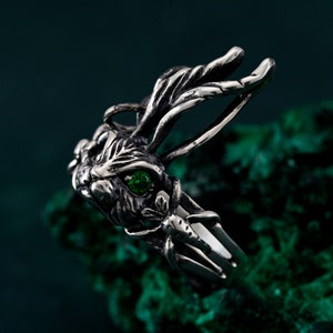 Fantasiering konijn met smaragd, ambachtelijk vervaardigde statement-sieraden met dieren, op betoverd bos geïnspireerd zilveren bandje, mystiek cadeau voor haar