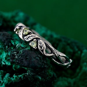 Delicate Leafy Silver Peridot Ring, Whimsical Branch Ring, Silver Foliage Band, Graceful Twig Ring, Leafy Elegance Silver Band