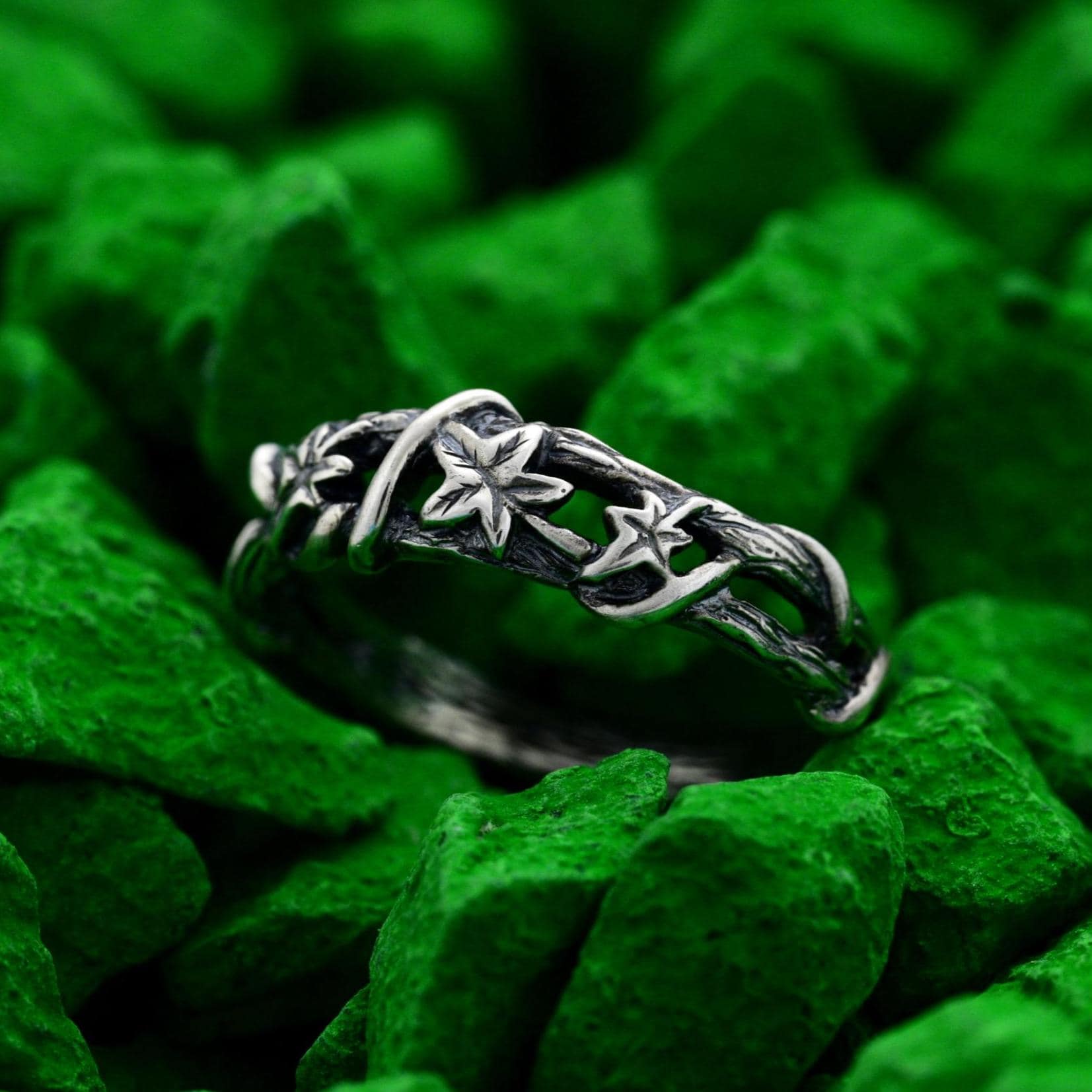 Rustic Ivy Leaf Wood Band - Unique Tree Bark Pattern Wedding Ring