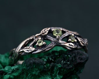 Anillo de ramita de plata de peridoto, regalo de la naturaleza boho para ella, anillo de mimbre esmeralda inspirado en la naturaleza, alianza de boda única