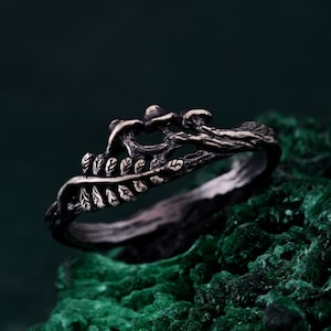 Ring with Mushrooms, Unisex Gothic Wedding Band, Witchy Elegance: Statement Ring, Unique Silver Mushroom Ring, Geometric Finger Ring