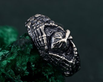 Gothic Claddagh Sterling Silver Ring - Heart in Hands Band, Irish Traditional Promise Ring, Friendship Crown Ring, Romantic Symbolic Jewelry
