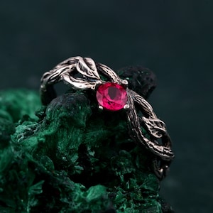 Belaubter Zweig mit Rubin Ring, Zweigring, Belaubter Zweig Ring, Ring Silber Zweig, Edelstein-Zierring der Natur, Weihnachtsgeschenk