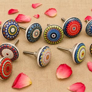 Set van 10 handgemaakte, unieke keramische knoppen met kleurrijke mandala-motieven uit Marrakech, mozaïek deurknoppen, kastgrepen, keukenladeknoppen en Marokkaanse trekkers.