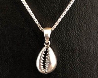 Petit collier de coquilles de cauris, pendentif en coquille de cauris en argent sterling, collier Boho, collier de superposition, cadeau pour elle, collier de coquilles Muschel