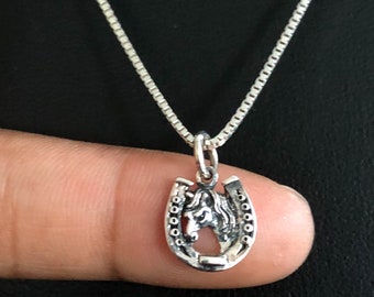 Collar de caballo delicado, collar de herradura de plata de ley, colgante de encanto de caballo, collar ecuestre, joyería amante de los caballos, collar de jockey