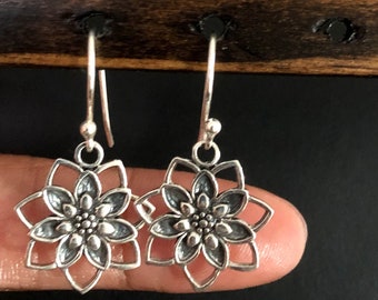 Lotusbloem Dangle Oorbellen, Sterling zilveren Lotus oorbellen, bruidsbruiloft oorbellen, bloem oorbellen, cadeau voor haar, alledaagse oorbellen