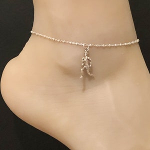 Bransoletka na kostkę Runner, Bransoletka na kostkę ze srebra próby 925, Biżuteria z zawieszkami na szczęście, Bransoletka na kostkę Runner Charm, Bransoletka na kostkę na ślub na plaży, Bransoletka sportowa