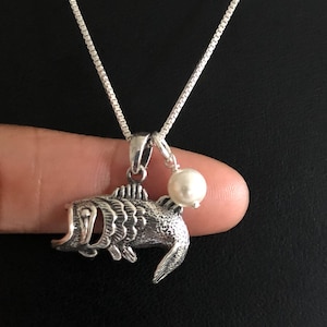 Collar de pescado, colgante de pescado de plata de ley, collar de perlas de agua dulce. Encanto de perla delicada, joyería náutica, collar de vida marina, encanto de pescado