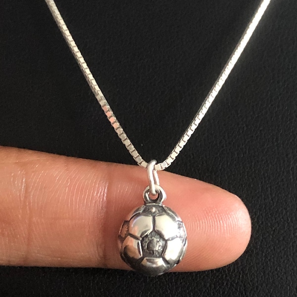 Collier de ballon de football, pendentif de ballon de football en argent sterling, charme de maman de football, charme de ballon de football, collier de garçon, collier de fille, cadeau d’entraîneur