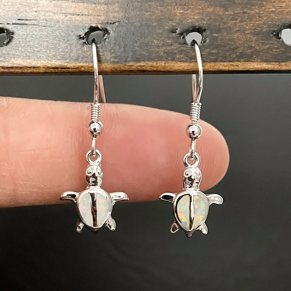 Boucles d’oreilles White Opal Turtle Dangle, Boucles d’oreilles tortue en argent sterling, boucles d’oreilles de mariage nuptiale, bijoux tortue de mer, bijoux en pierre de naissance d’octobre