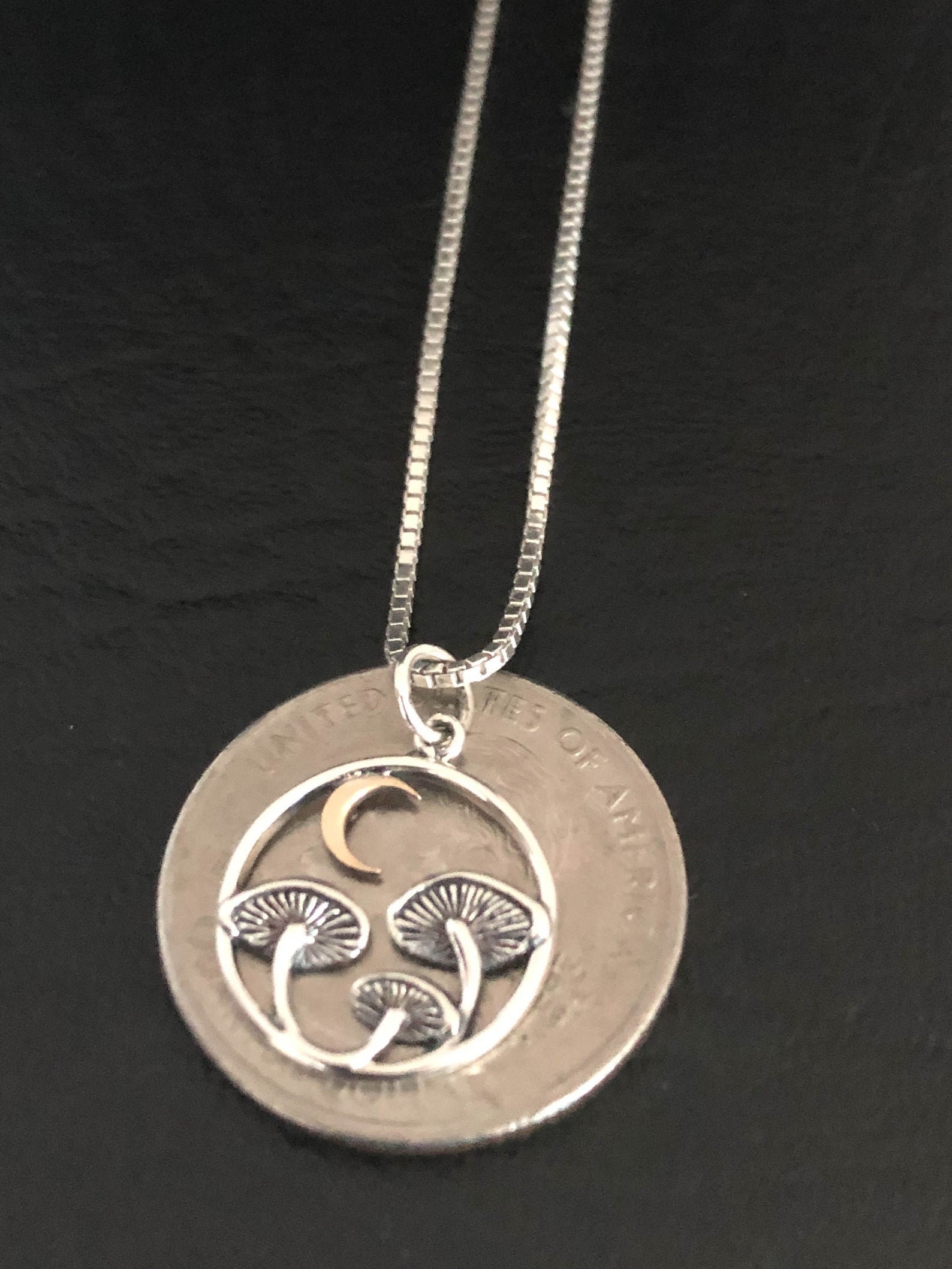 ネックレス・ペンダント LOEWE MUSHROOM PENDANT IN LEATHER a1adf8fb-9138-40df-a549-