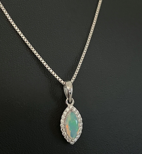 Collana Con Opale Bianco In Argento Sterling 925 – Ciondolo Portafortuna 25x7.5mm, Gioiello Donna Per Natale