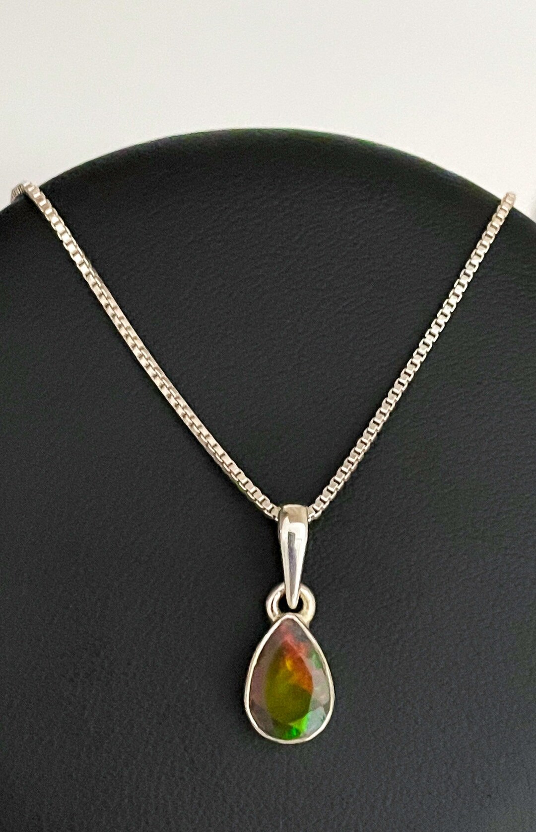 エチオピアオパールペンダント、本物のブラックファイアオパール