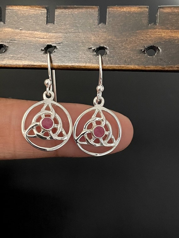 Orecchini con nodo celtico in argento sterling e pietra preziosa