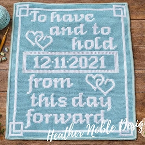 Może przedstawiać: Prostokątny jasnoniebieski koc szydełkowy z białym napisem To have and to hold, 12.11.2021, from this day forward oraz Heather Noble Designs. Wzór zawiera dwa zestawy białych, splecionych ze sobą konturów serc.