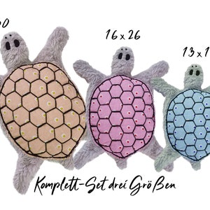 Peut inclure: Trois jouets en peluche en forme de tortue de différentes tailles. Le plus grand mesure 45.7 x 76.2 cm, avec une carapace beige. Le milieu mesure 40.6 x 66 cm, avec une carapace rose. Le plus petit mesure 33 x 45.7 cm, avec une carapace bleue. Le texte "Komplett-Set drei Größen" est en bas.