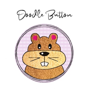 Pode incluir: Um animal de desenho animado marrom com orelhas cor-de-rosa e um sorriso com dentes, dentro de um círculo com um padrão xadrez rosa e branco. O texto "Doodle Button" está acima do círculo.