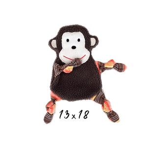 Può includere: Giocattolo scimmia di peluche marrone con gambe e braccia a strisce arancioni e marroni. Il giocattolo ha un viso bianco con occhi neri e una bocca rossa. Il giocattolo misura 13 pollici per 18 pollici.