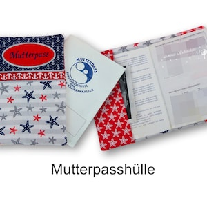 Könnte beinhalten: Eine Stoff-Mutterpasshülle mit maritimem Thema. Die Hülle hat ein rotes Oval mit dem Wort "Mutterpass" in Weiß, umgeben von einem blau-weißen Anker-Muster. Die Hülle ist geöffnet und zeigt ein weißes Dokument mit Text und einem rot-weißen Seestern-Muster.