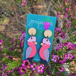 Boucles d'oreilles pendantes en bambou durable rose Galah, oiseau australien peint à la main, respectueux de l'environnement