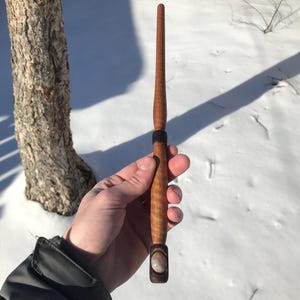 33 1/2 in Zauberstab gewelltes Mahagoni Holz rosa Turmalin Kugel Stein natürliche Holzfarbe mit mit Fackel gebrannten Ringen